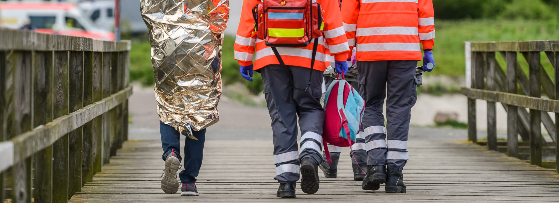 How to Use an Emergency Blanket Stay Warm!