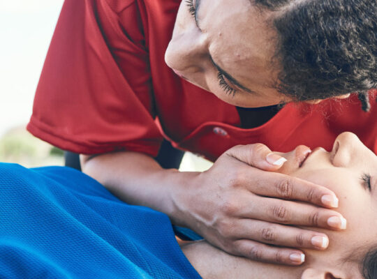cpr women outdoors fainted-01