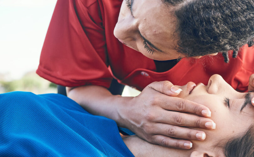 cpr women outdoors fainted-01