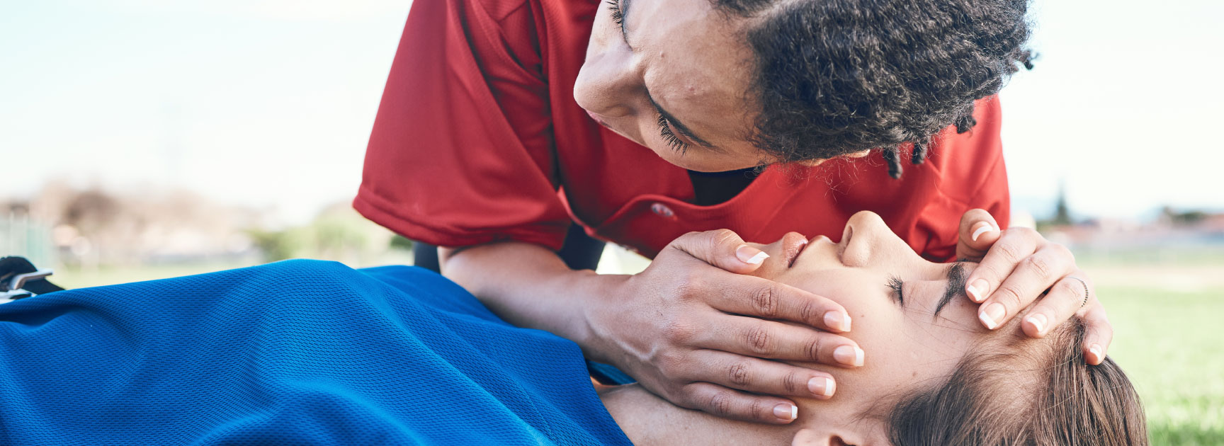 cpr women outdoors fainted-01